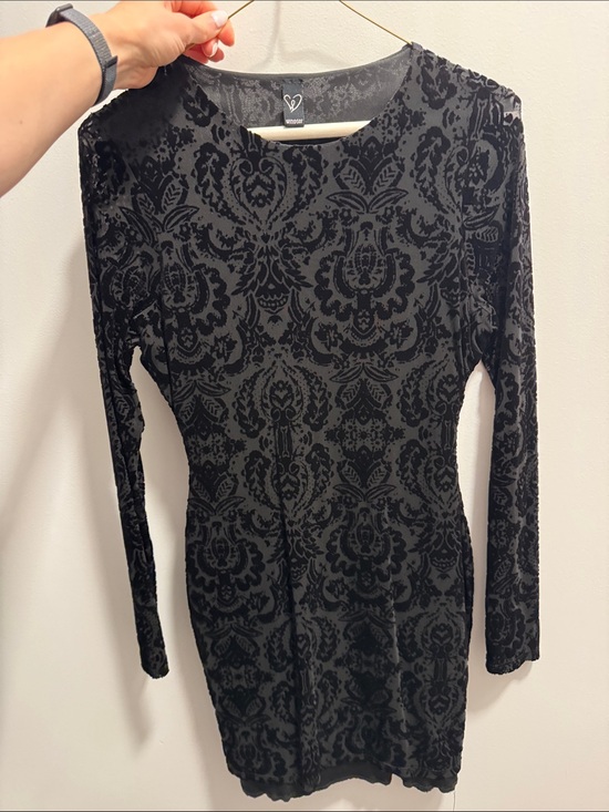 Windsor Dresses & Skirts - Windsor Black Velvet Burnout Long Sleeve Bodycon Dress